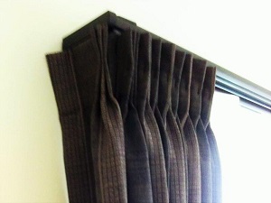 リタ－ン縫製は窓から入る冷気と壁面からの光漏れを防ぐ機能的なカーテンスタイル