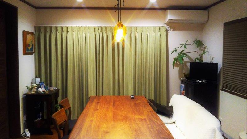 ナチュラルインテリアの明るい住宅居室に可愛いカーテン