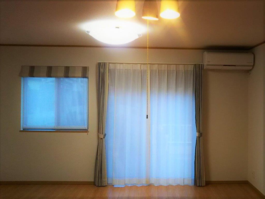 千葉県新築戸建て住宅にストライプ柄のカーテンとローマンシェードをコーディネート
