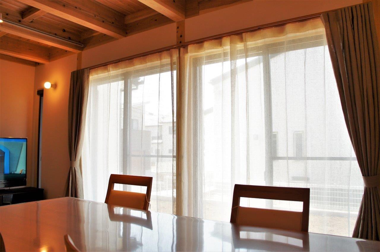 千葉県八千代市の自然素材住宅のリビングに無垢材に似合うナチュラルカーテン